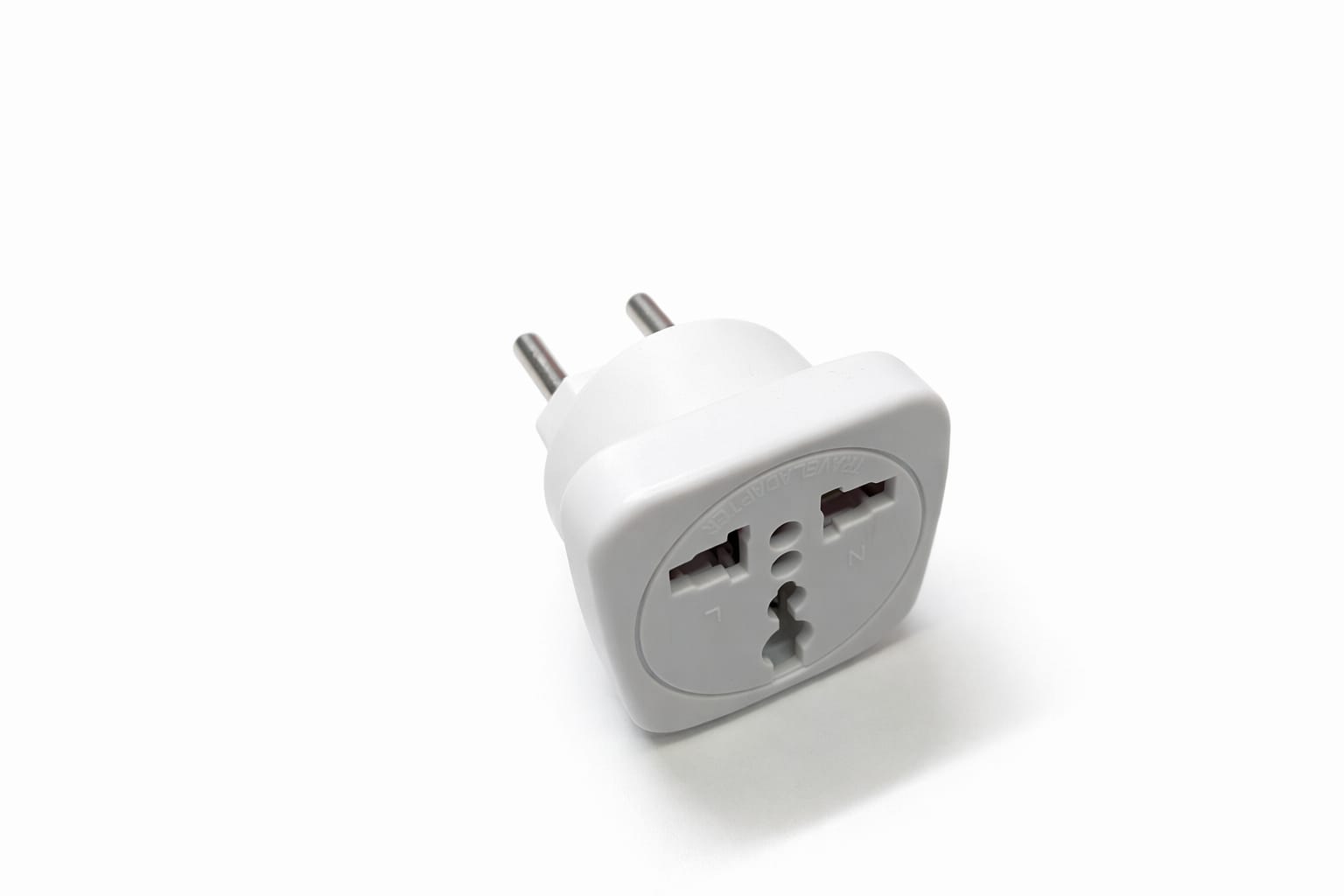 Kompakter EU-Steckdosenadapter für Reisen